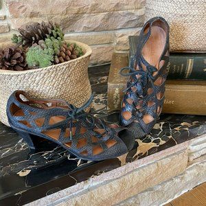 Gentle Souls Black Embosed Okey Dokey Lace Up Sandals 9 Kenneth Cole